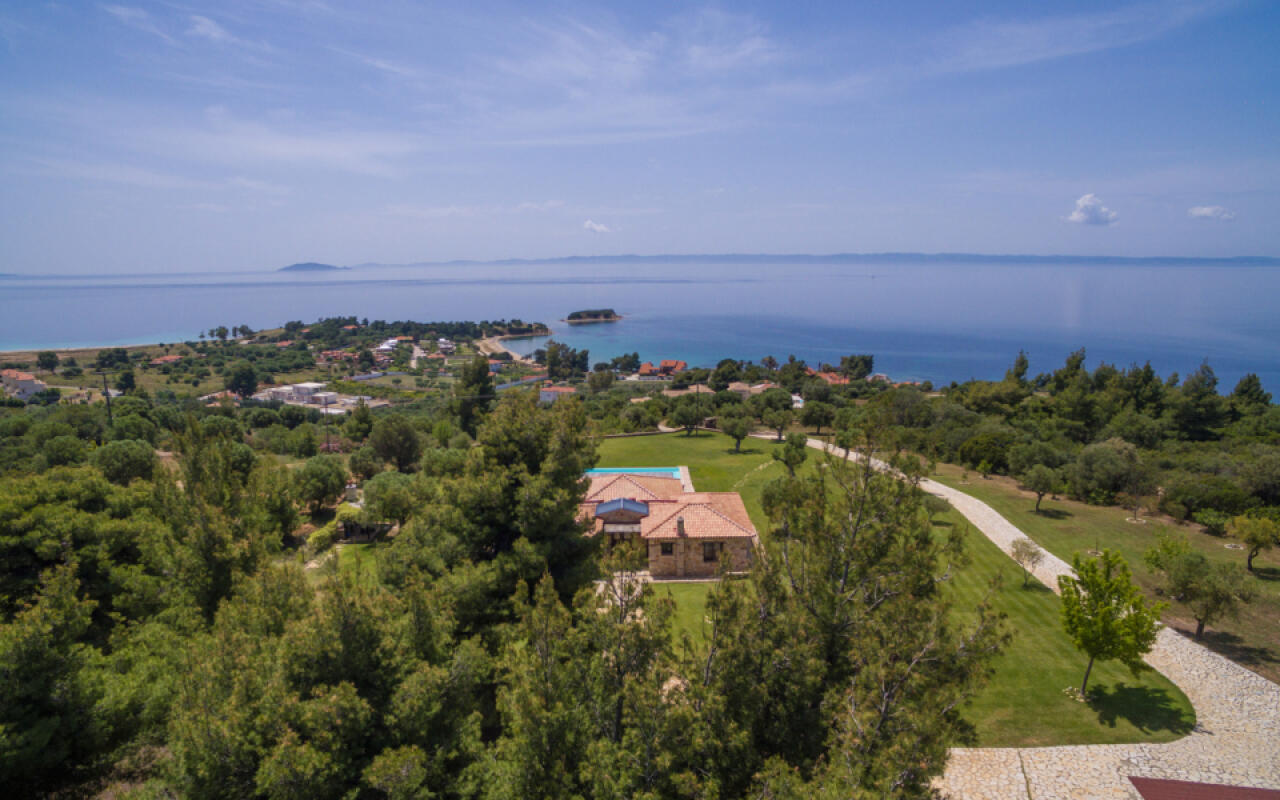 Blue Estate Villa with private pool, Nikiti