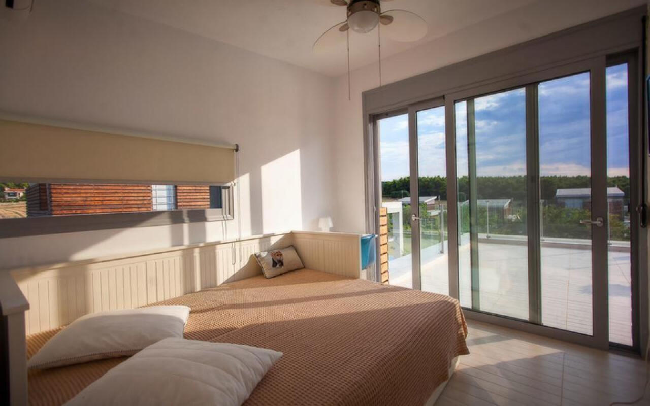 Lotus Villa, Sani