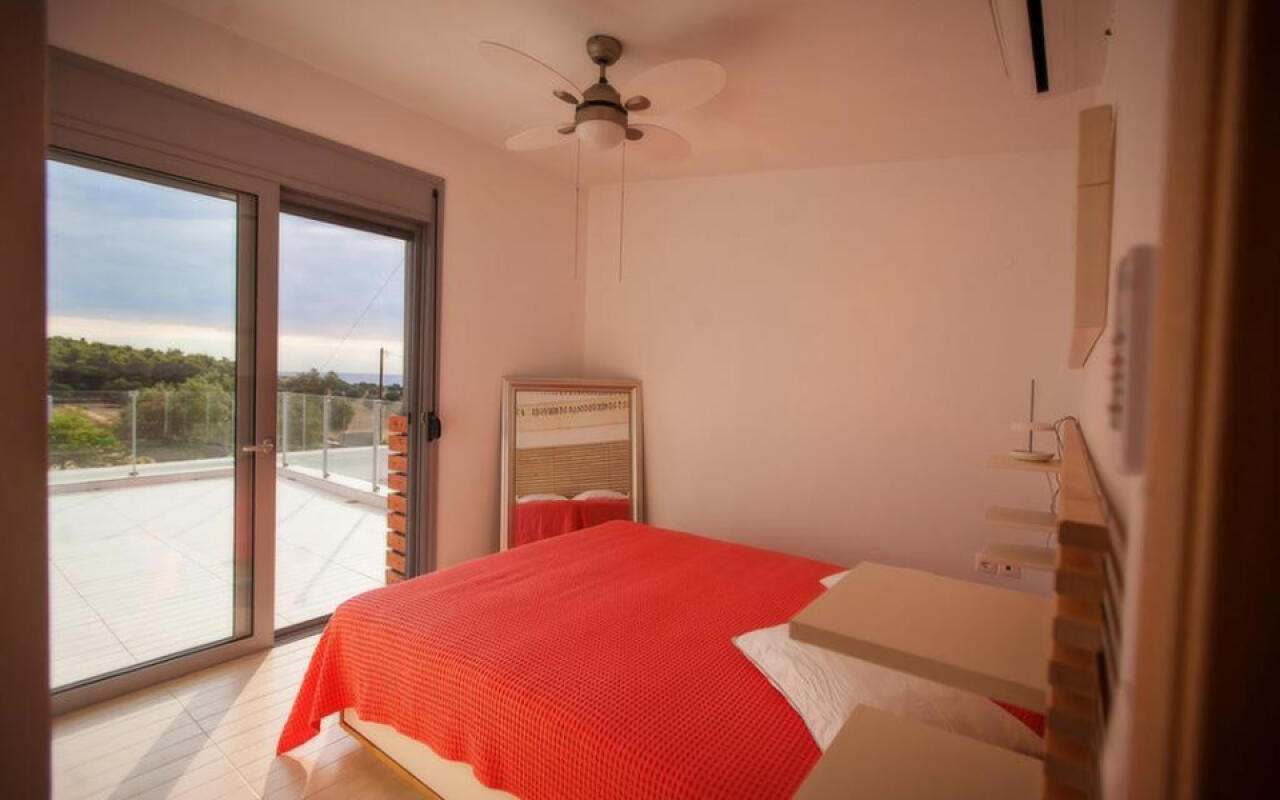 Lotus Villa, Sani