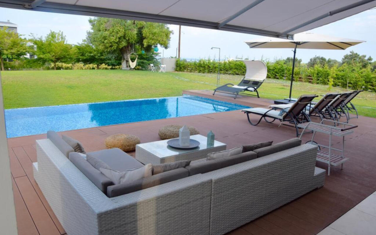 Lotus Villa, Sani