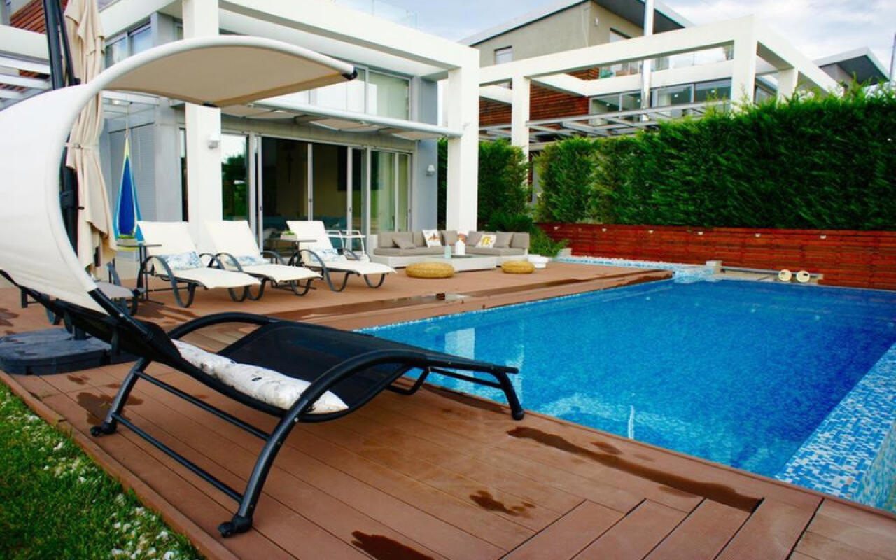 Lotus Villa, Sani