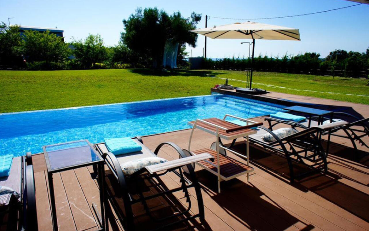 Lotus Villa, Sani
