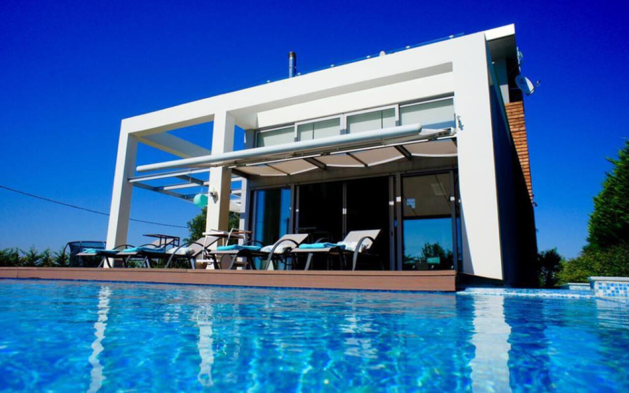 Lotus Villa, Sani