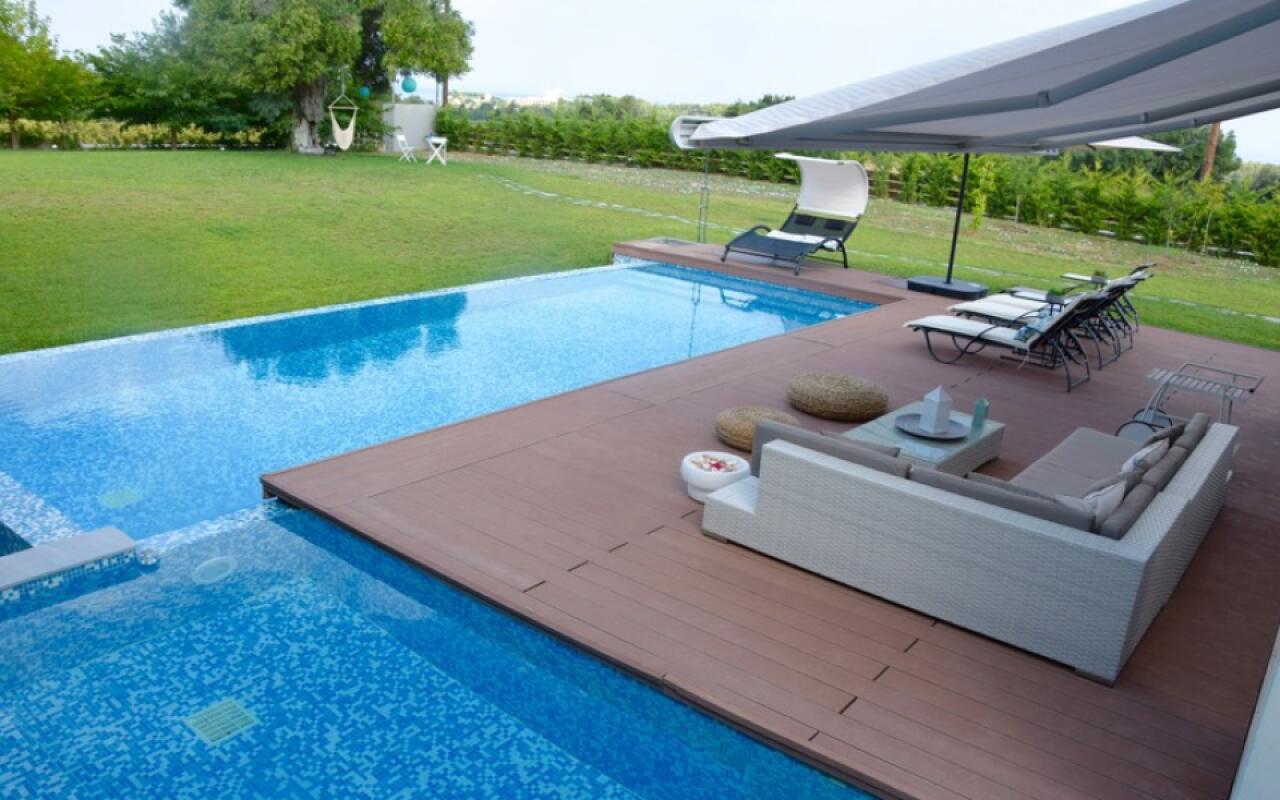 Lotus Villa, Sani