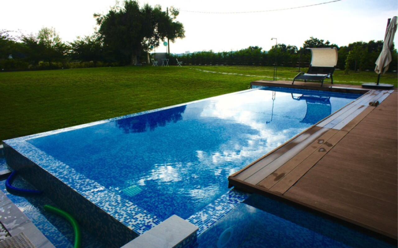 Lotus Villa, Sani
