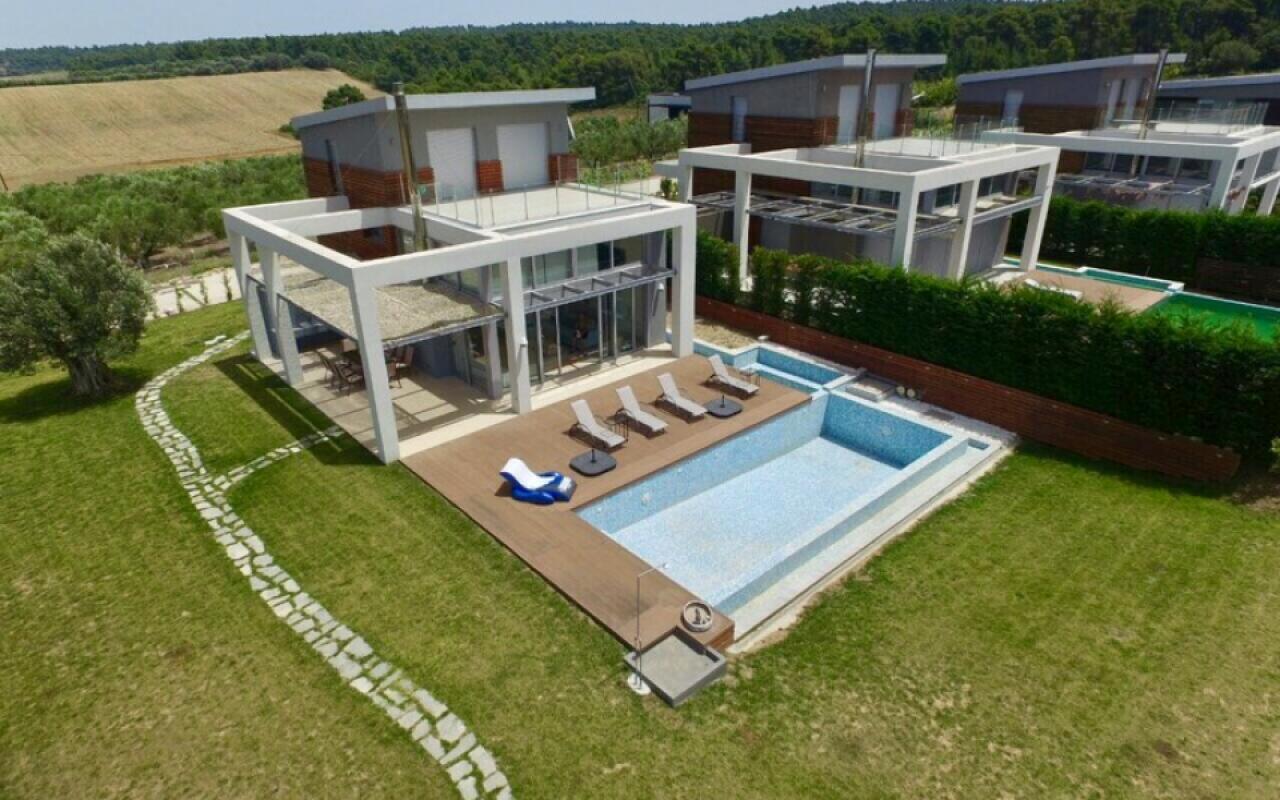 Lotus Villa, Sani