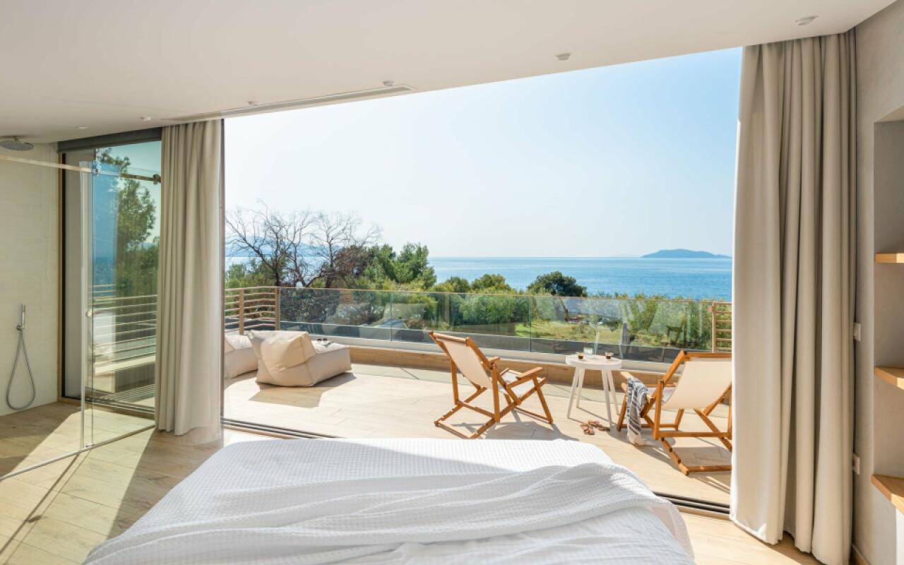 Luria Villa C, Akti Elia