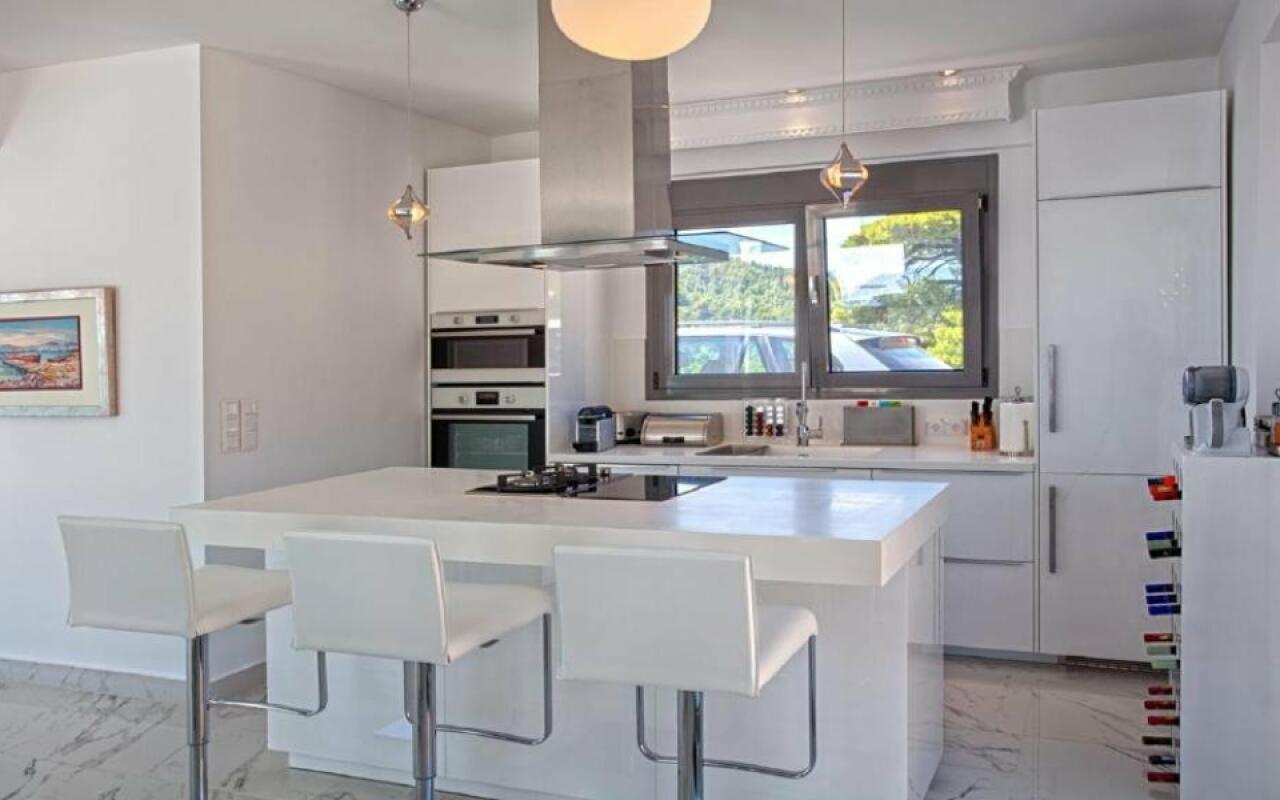 White Pearl Villa, Sarti