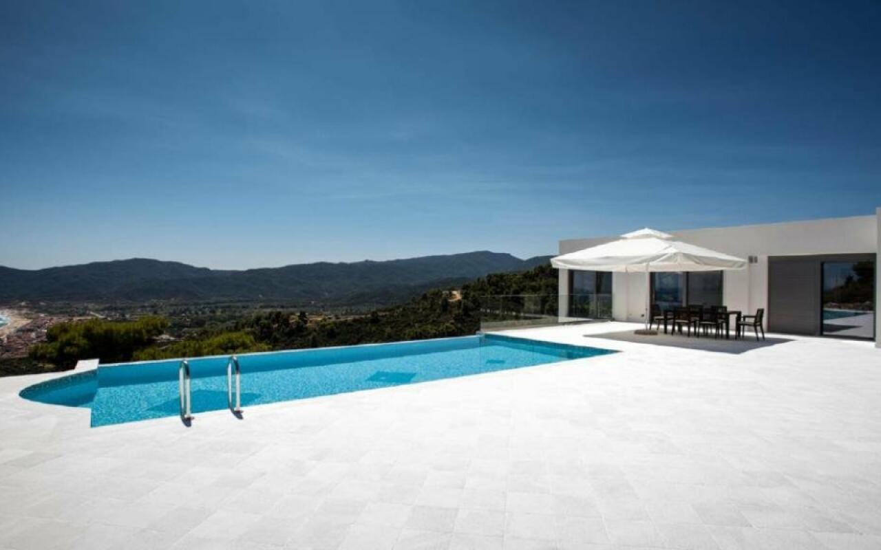 White Pearl Villa, Sarti