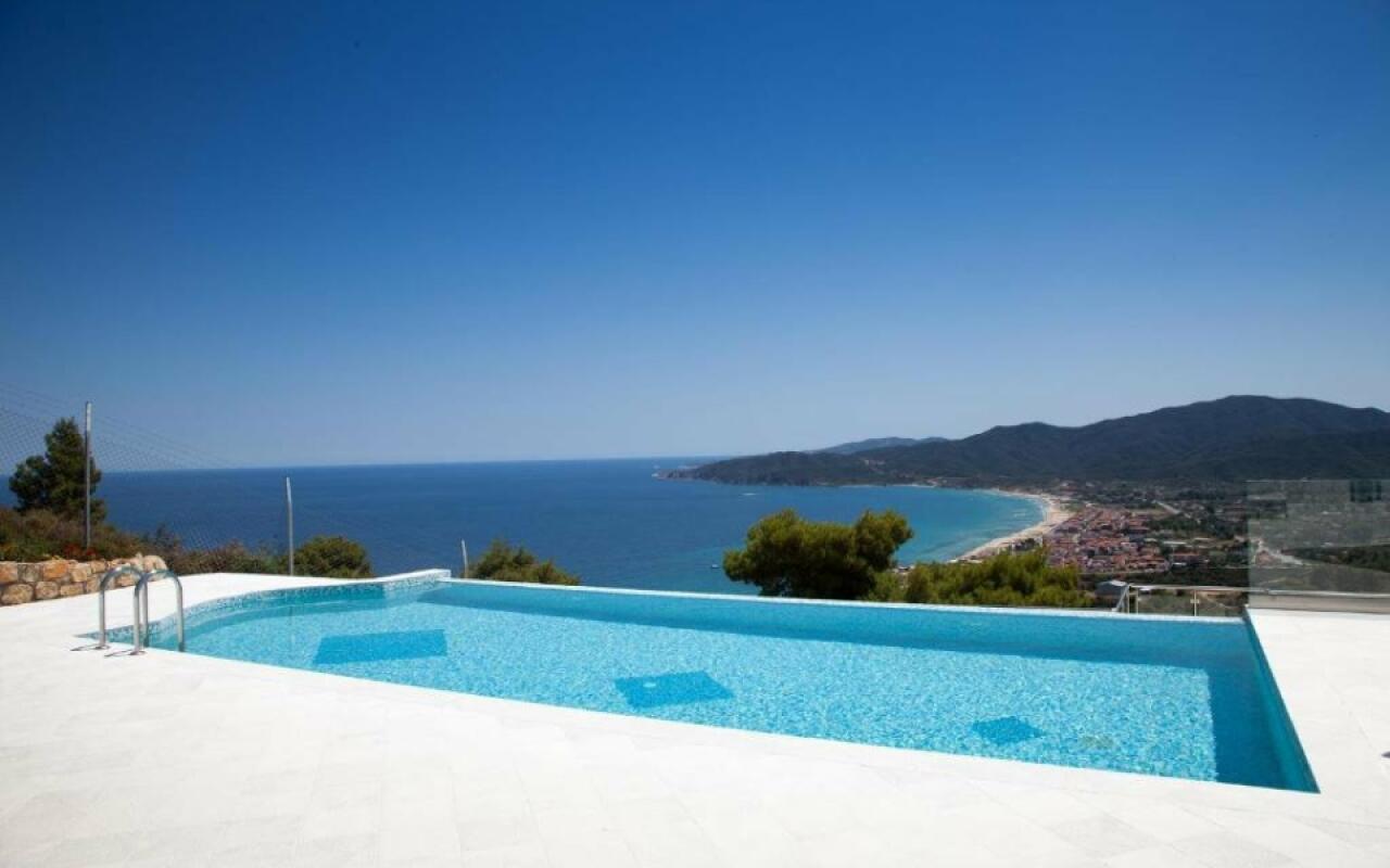 White Pearl Villa, Sarti