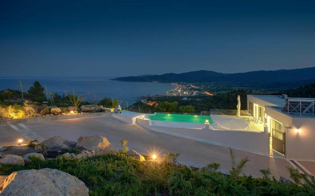 White Pearl Villa, Sarti