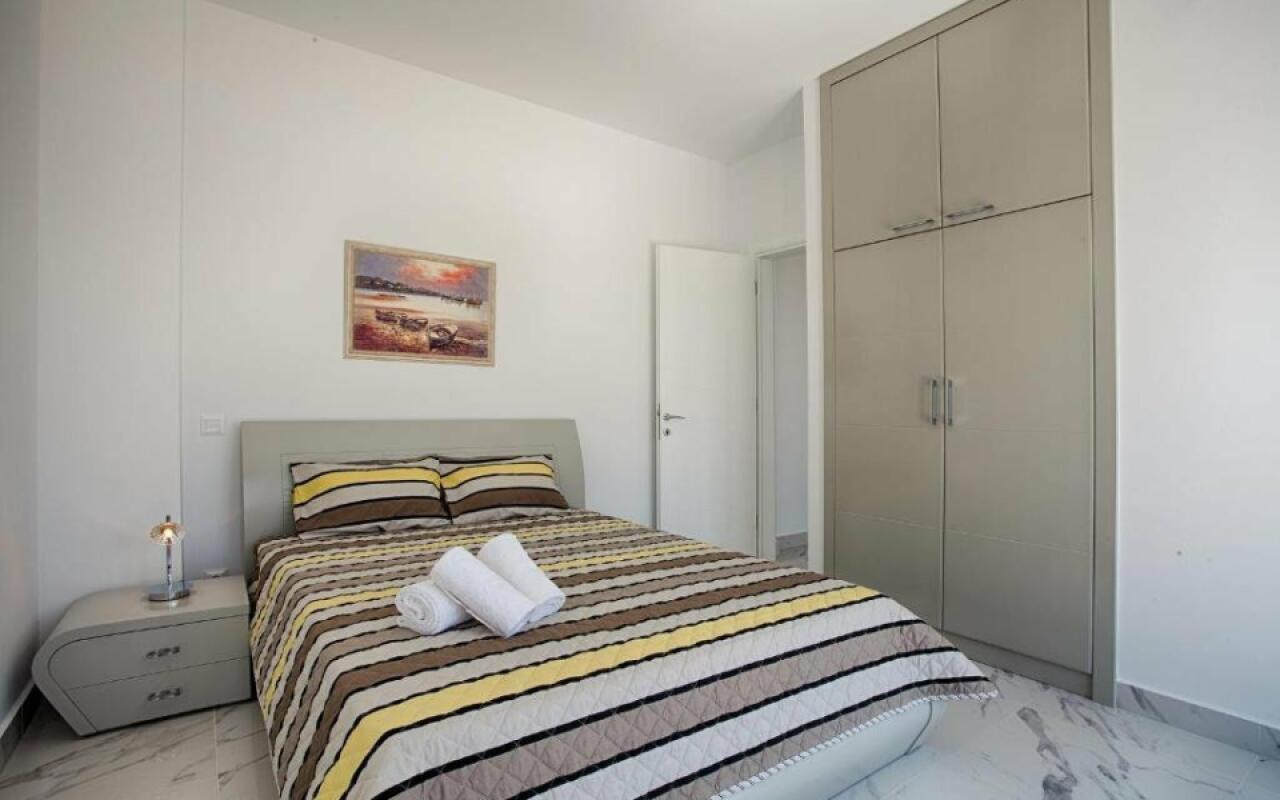 White Pearl Villa, Sarti