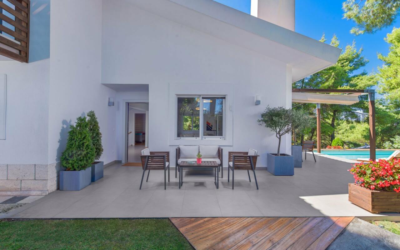 The White Villa, Sani