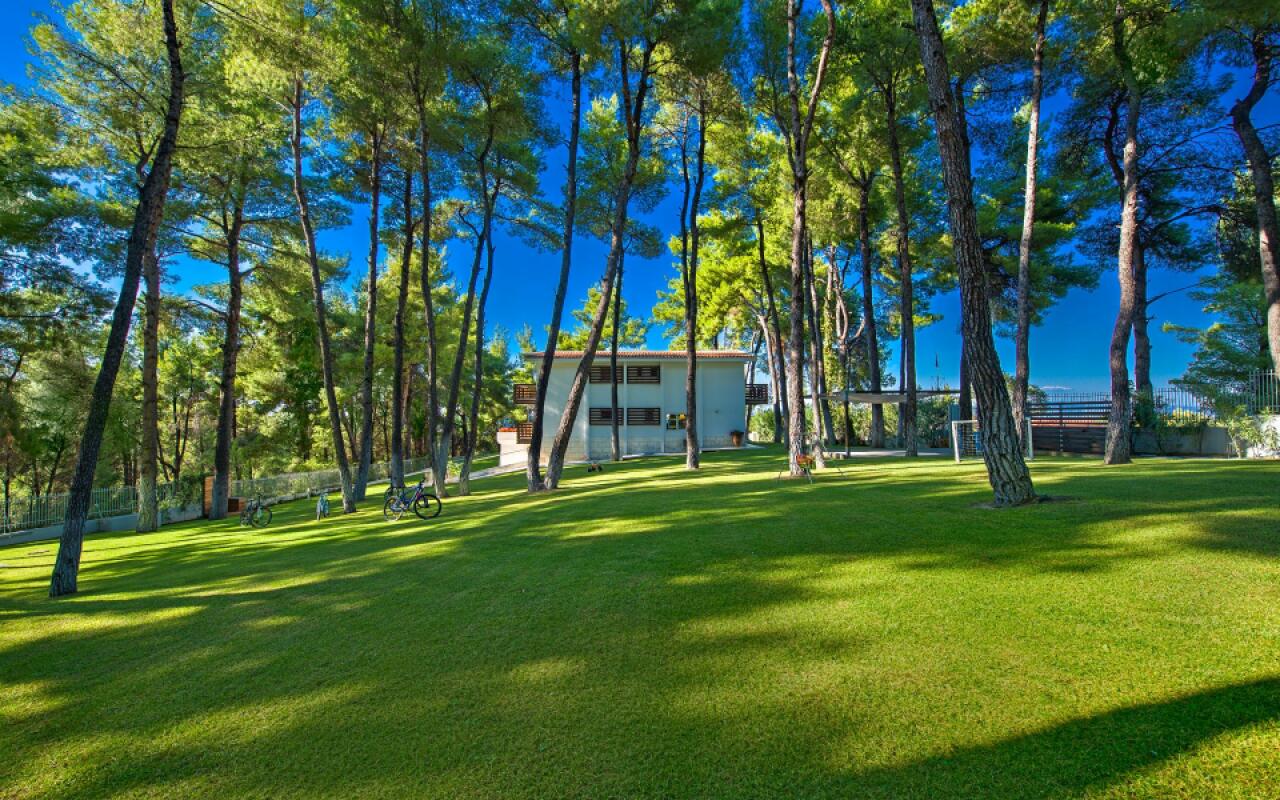 The White Villa, Sani
