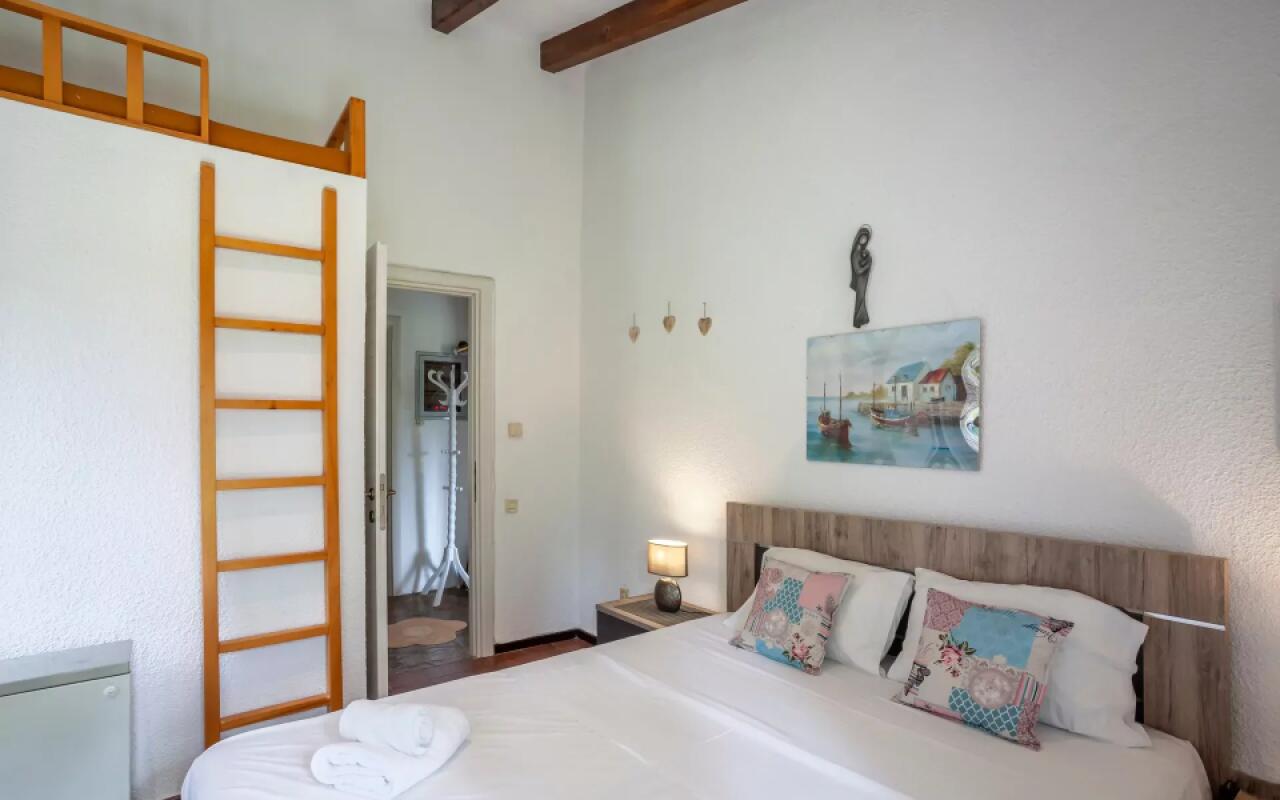 The Gift Villa, Sani