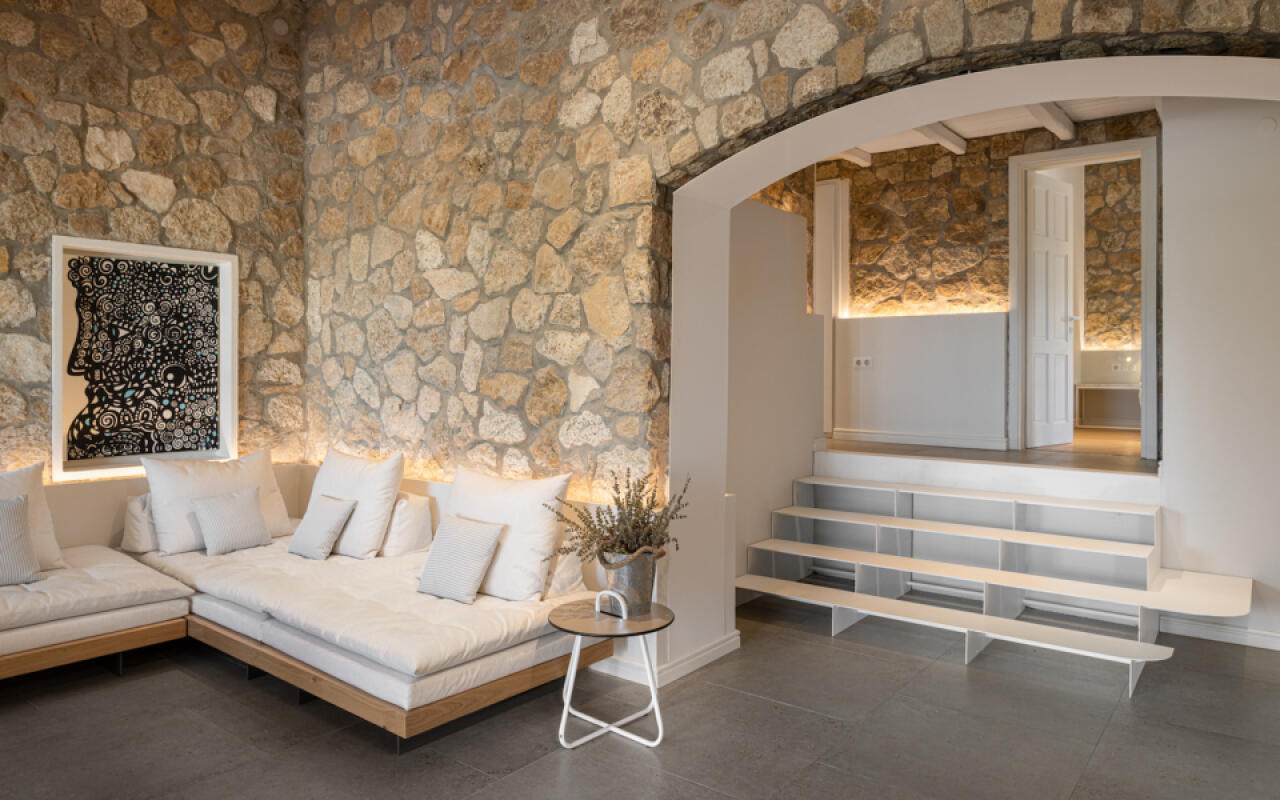 Constantin Villa, Agia Paraskevi