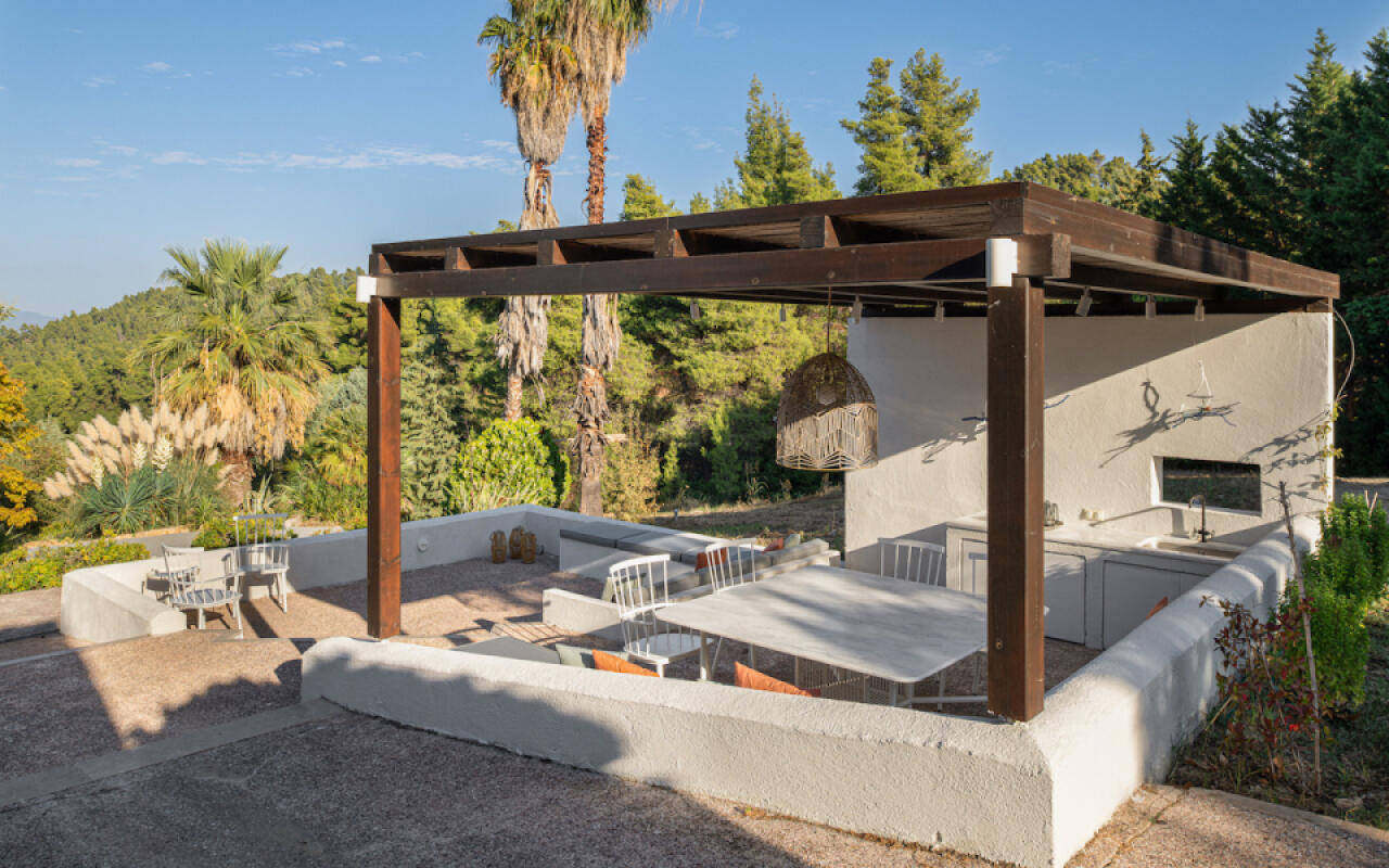 Constantin Villa, Agia Paraskevi
