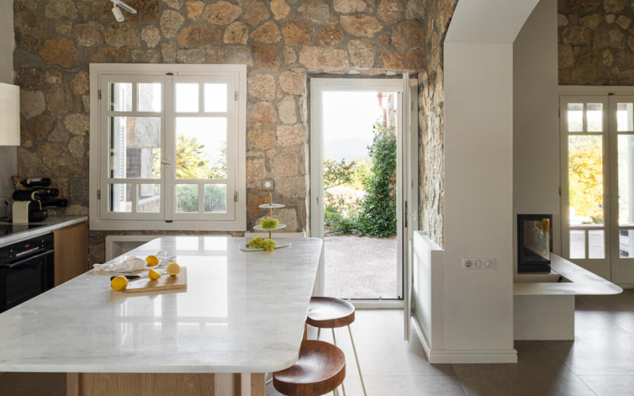 Constantin Villa, Agia Paraskevi