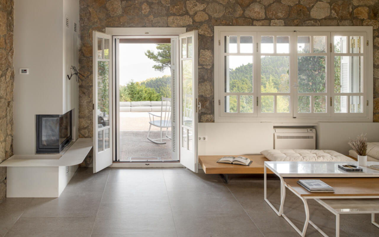 Constantin Villa, Agia Paraskevi