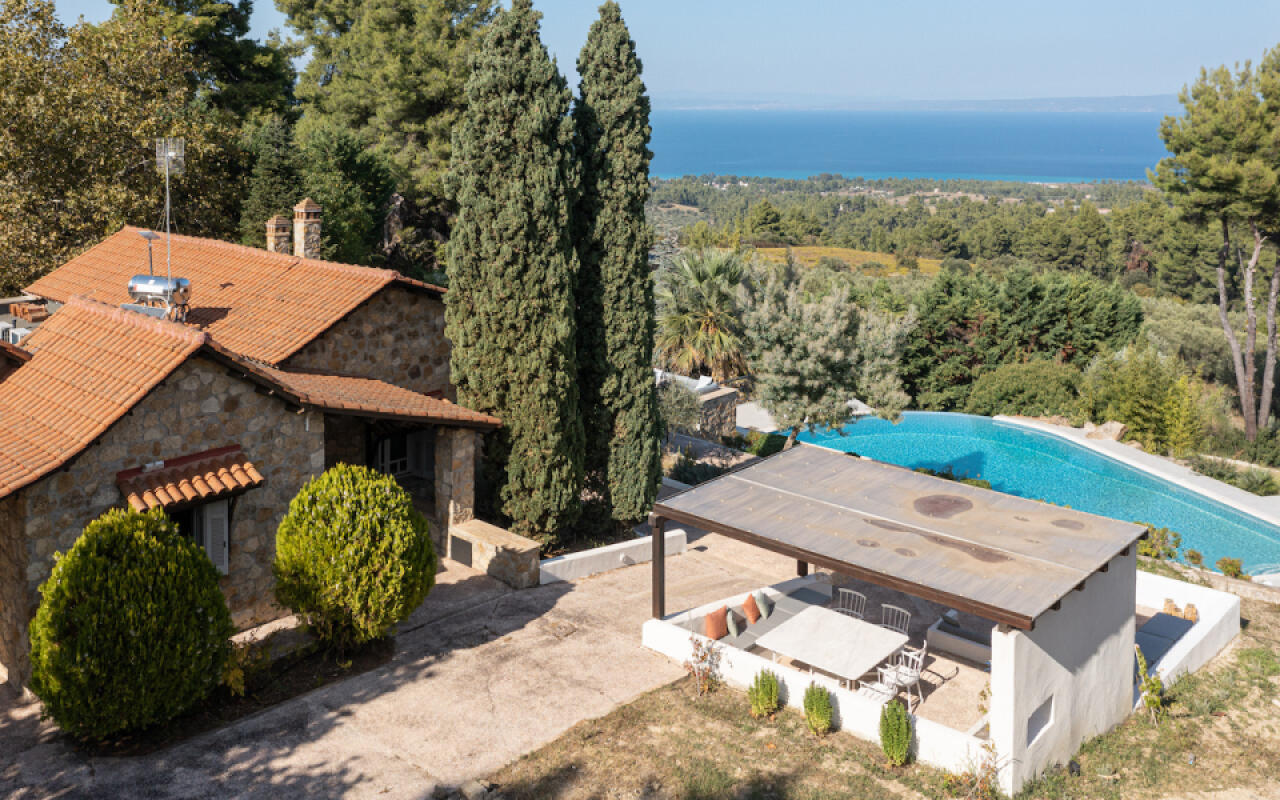 Constantin Villa, Agia Paraskevi