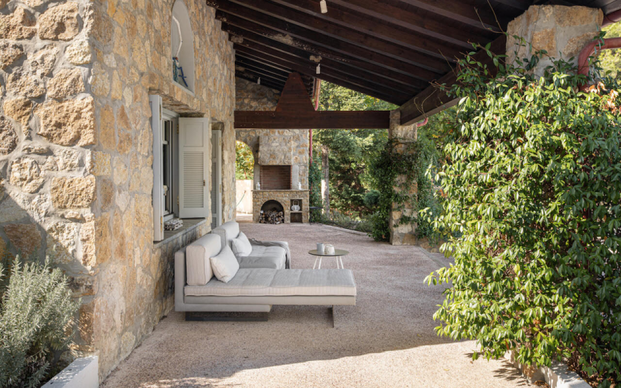 Constantin Villa, Agia Paraskevi