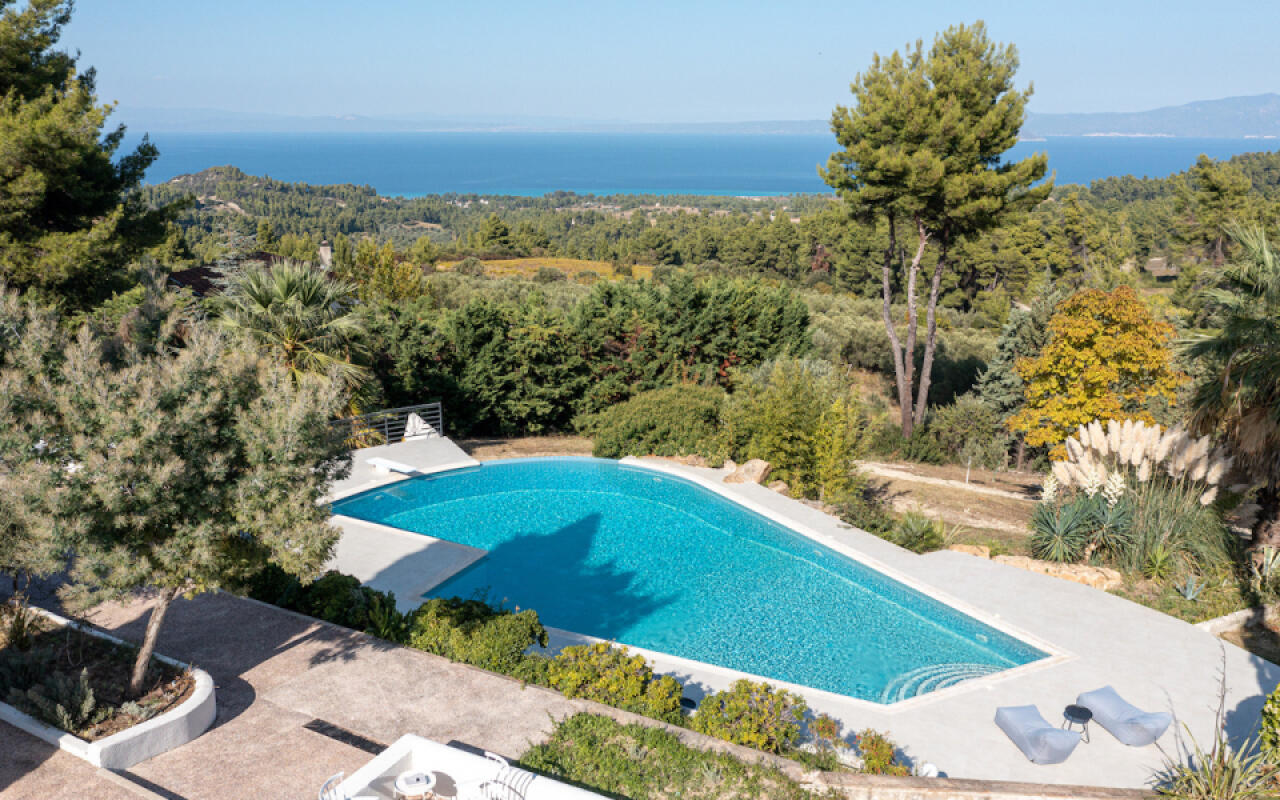 Constantin Villa, Agia Paraskevi
