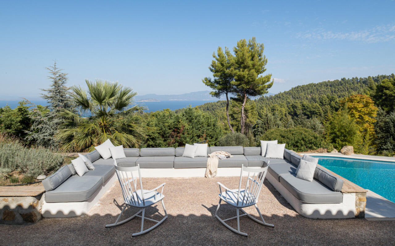 Constantin Villa, Agia Paraskevi