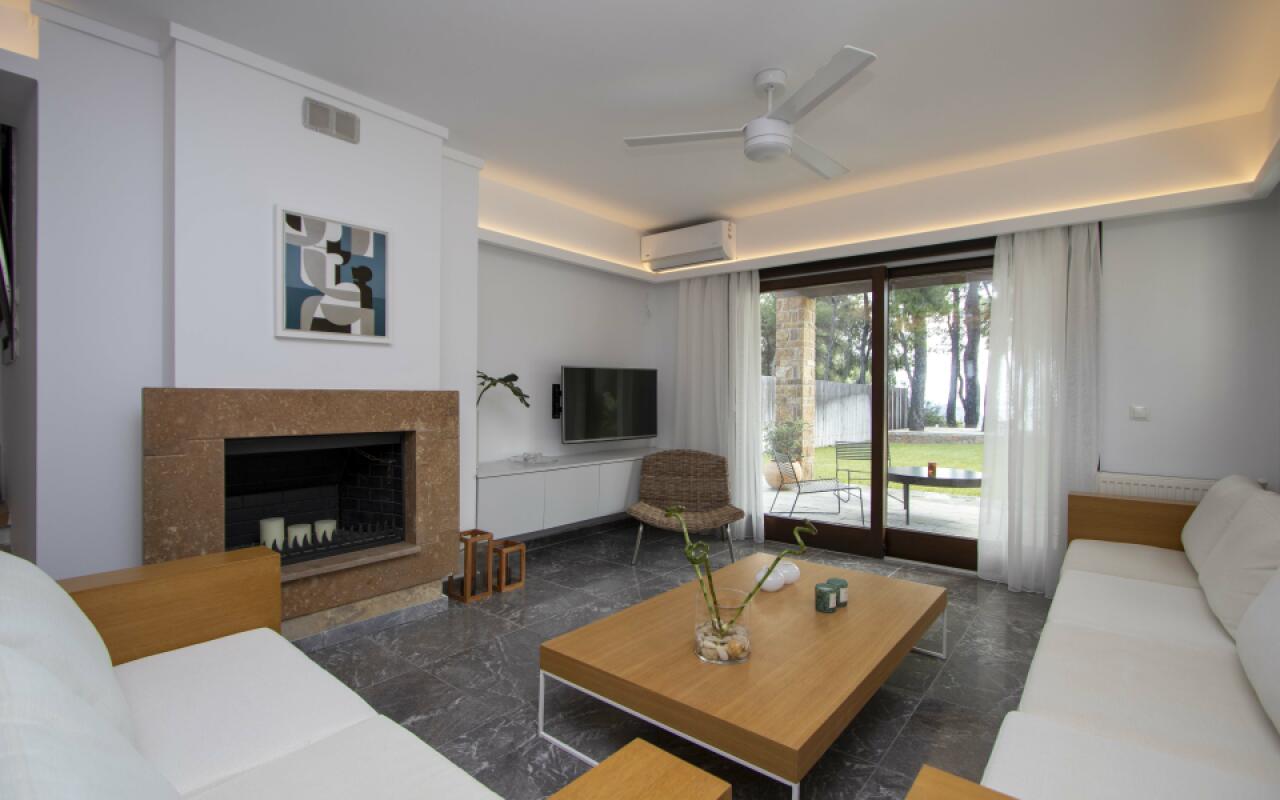 Beyond the Pines Villa, Elani