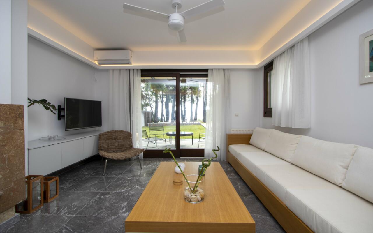 Beyond the Pines Villa, Elani