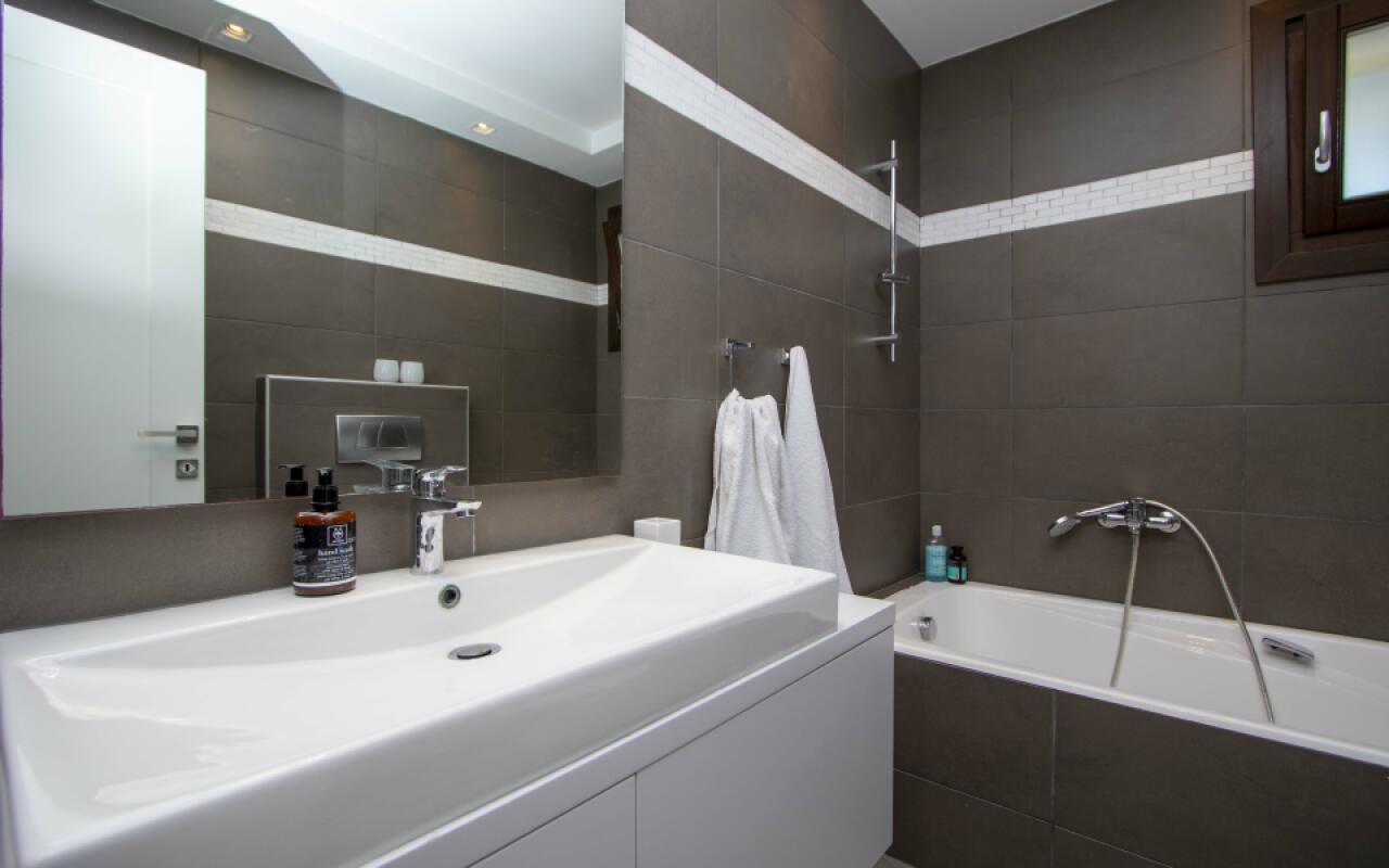 Beyond the Pines Villa, Elani