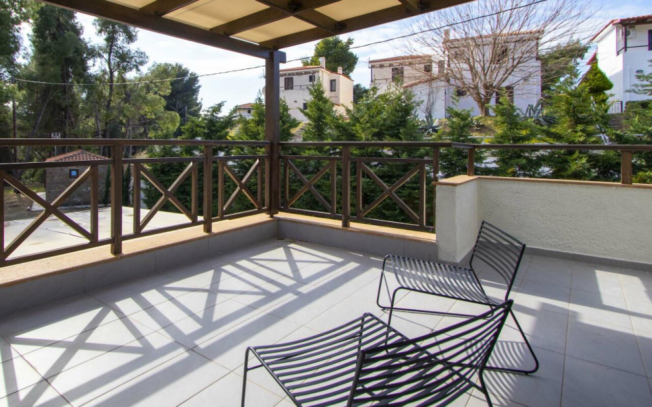Beyond the Pines Villa, Elani