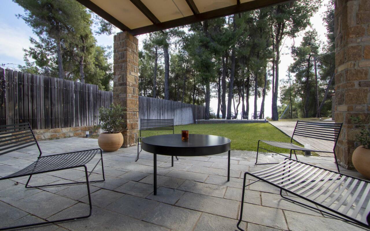 Beyond the Pines Villa, Elani
