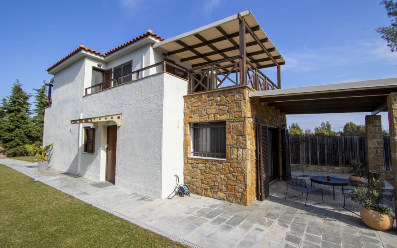 Beyond the Pines Villa, Elani