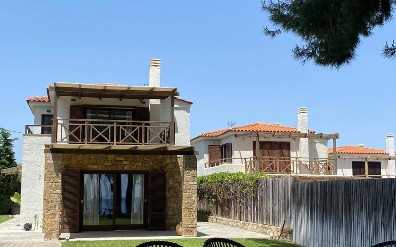 Beyond the Pines Villa, Elani