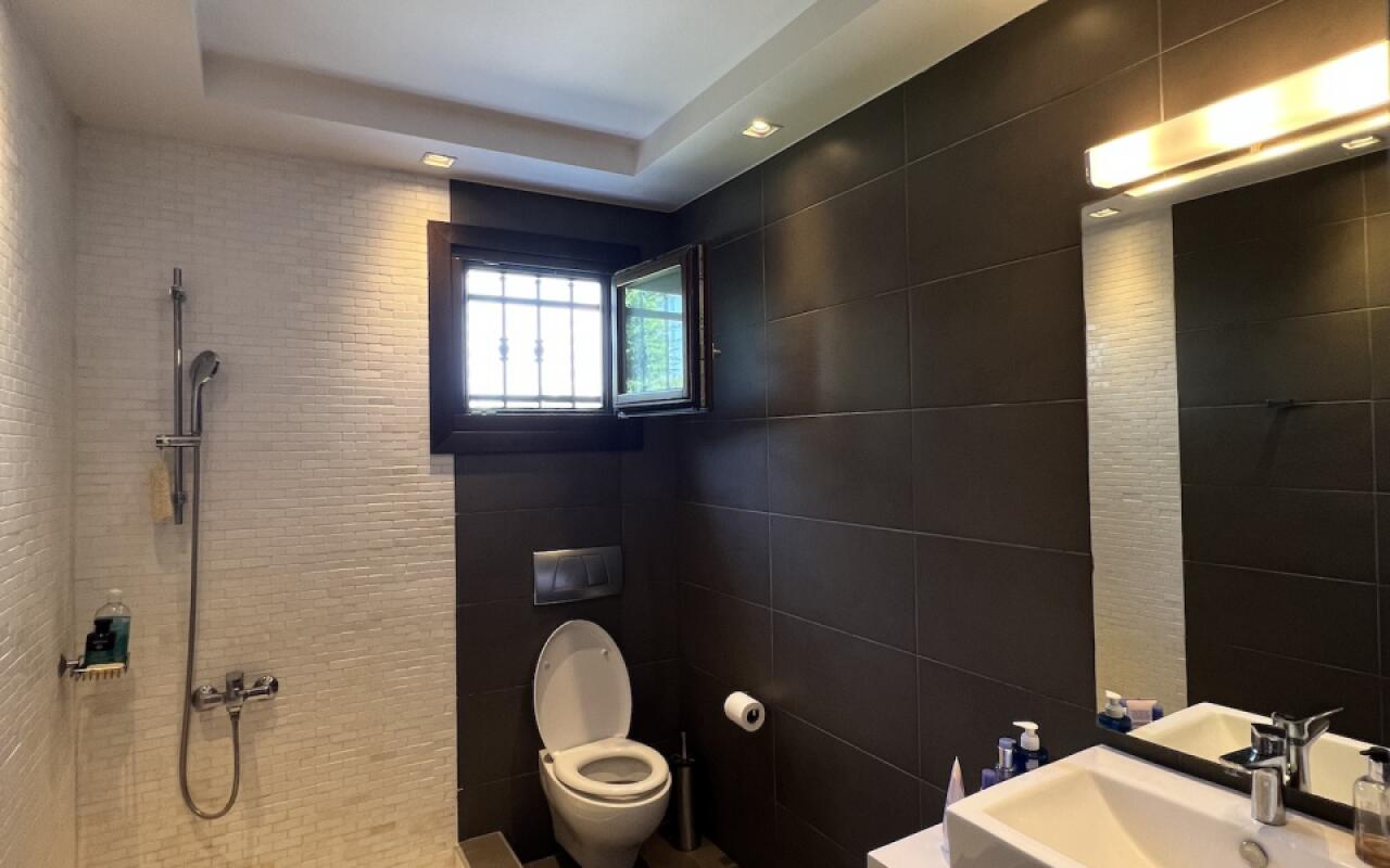 Beyond the Pines Villa, Elani