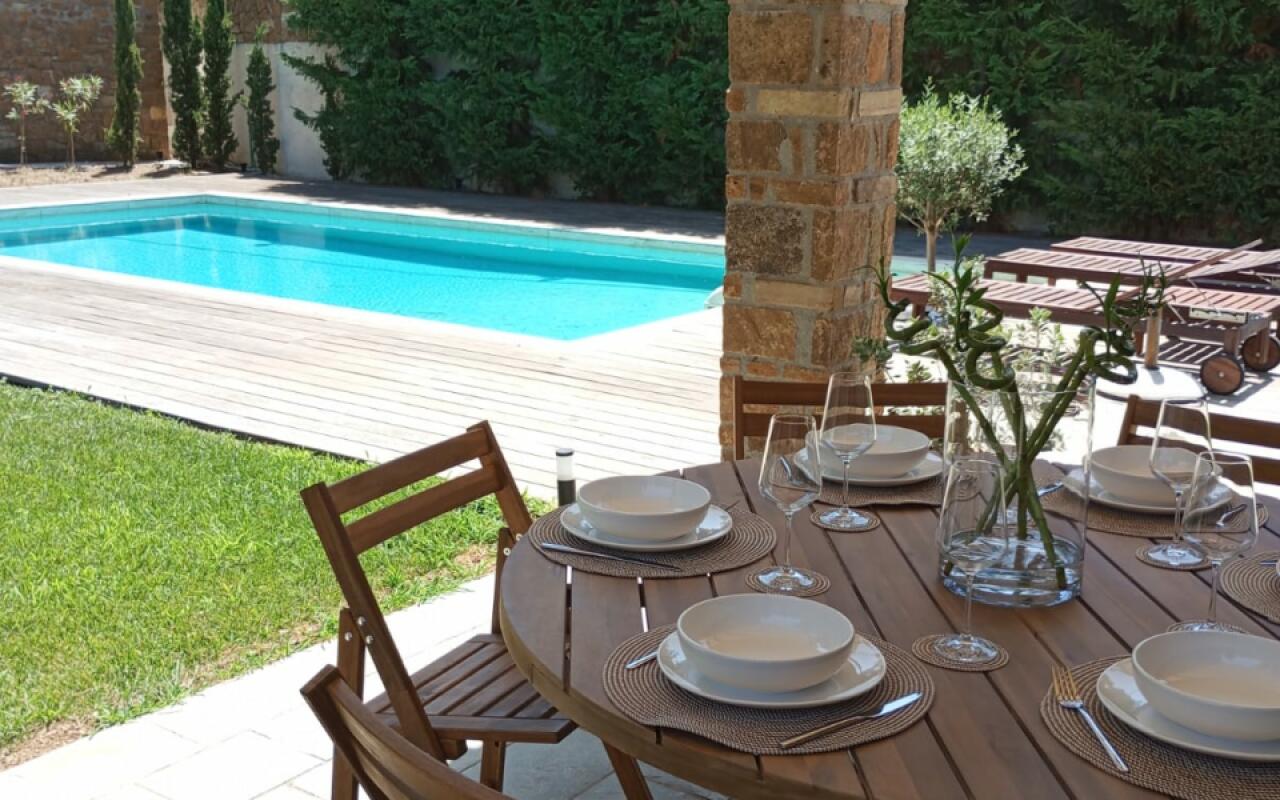 Beyond the Pines Villa, Elani