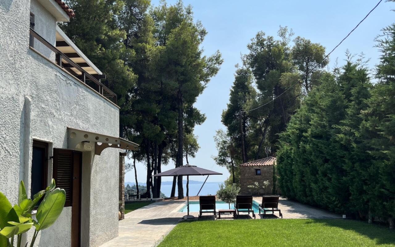 Beyond the Pines Villa, Elani