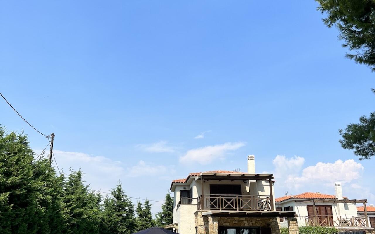 Beyond the Pines Villa, Elani