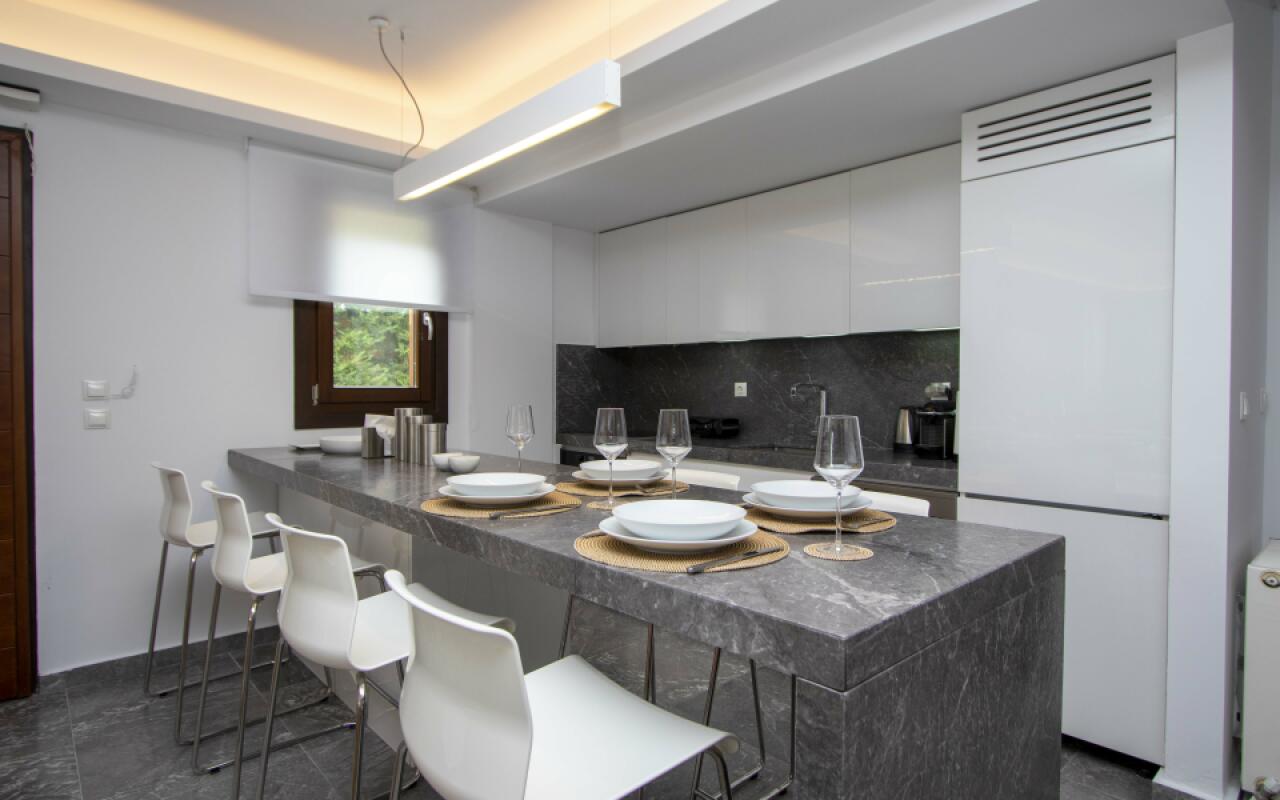 Beyond the Pines Villa, Elani
