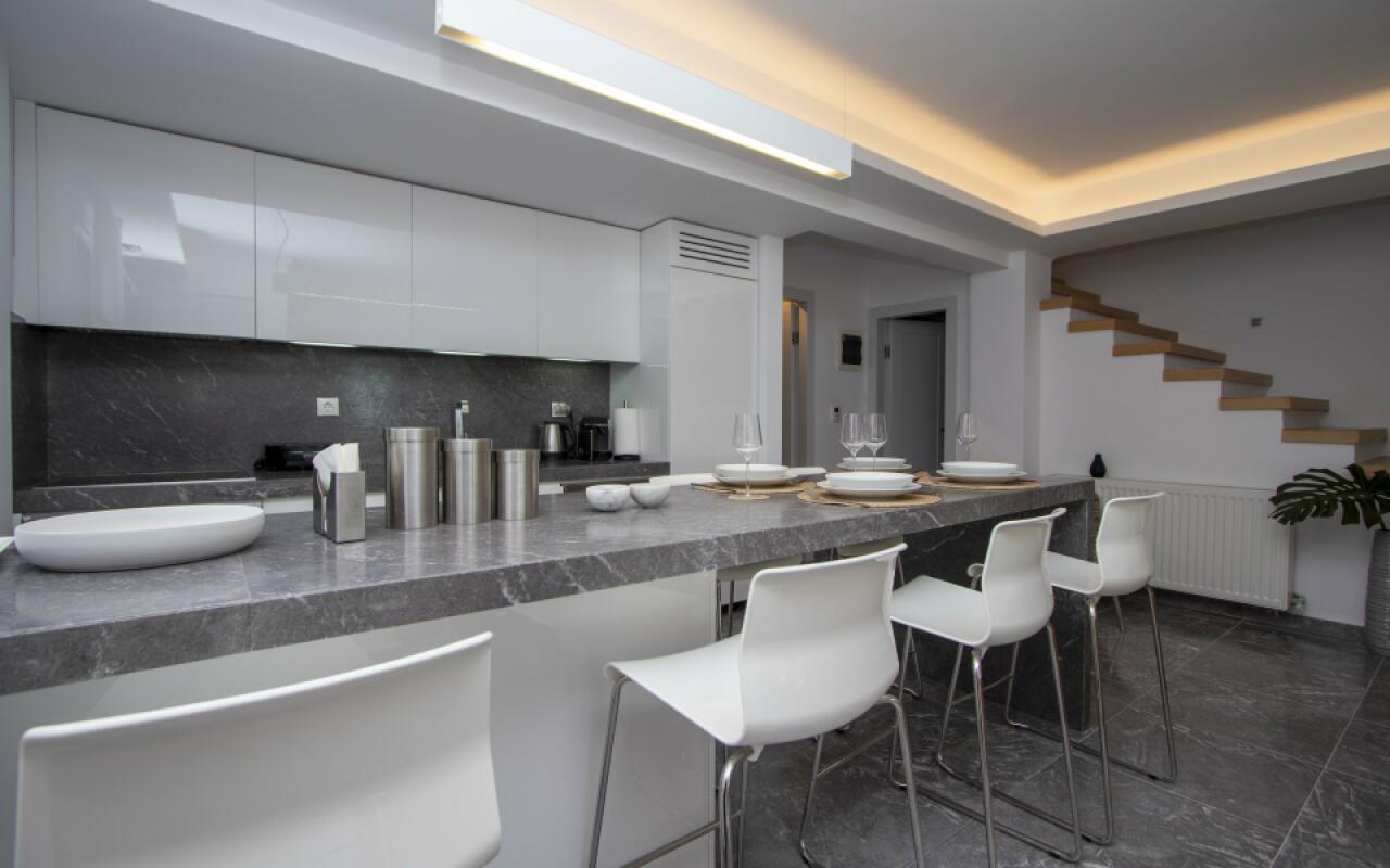 Beyond the Pines Villa, Elani