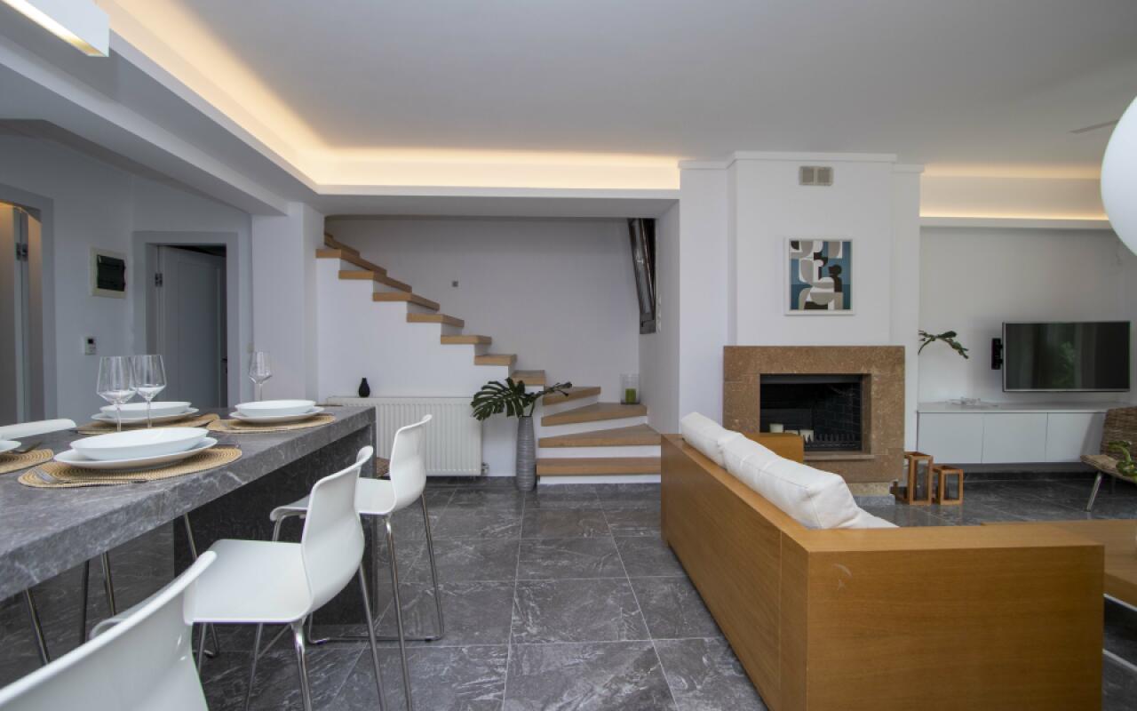 Beyond the Pines Villa, Elani