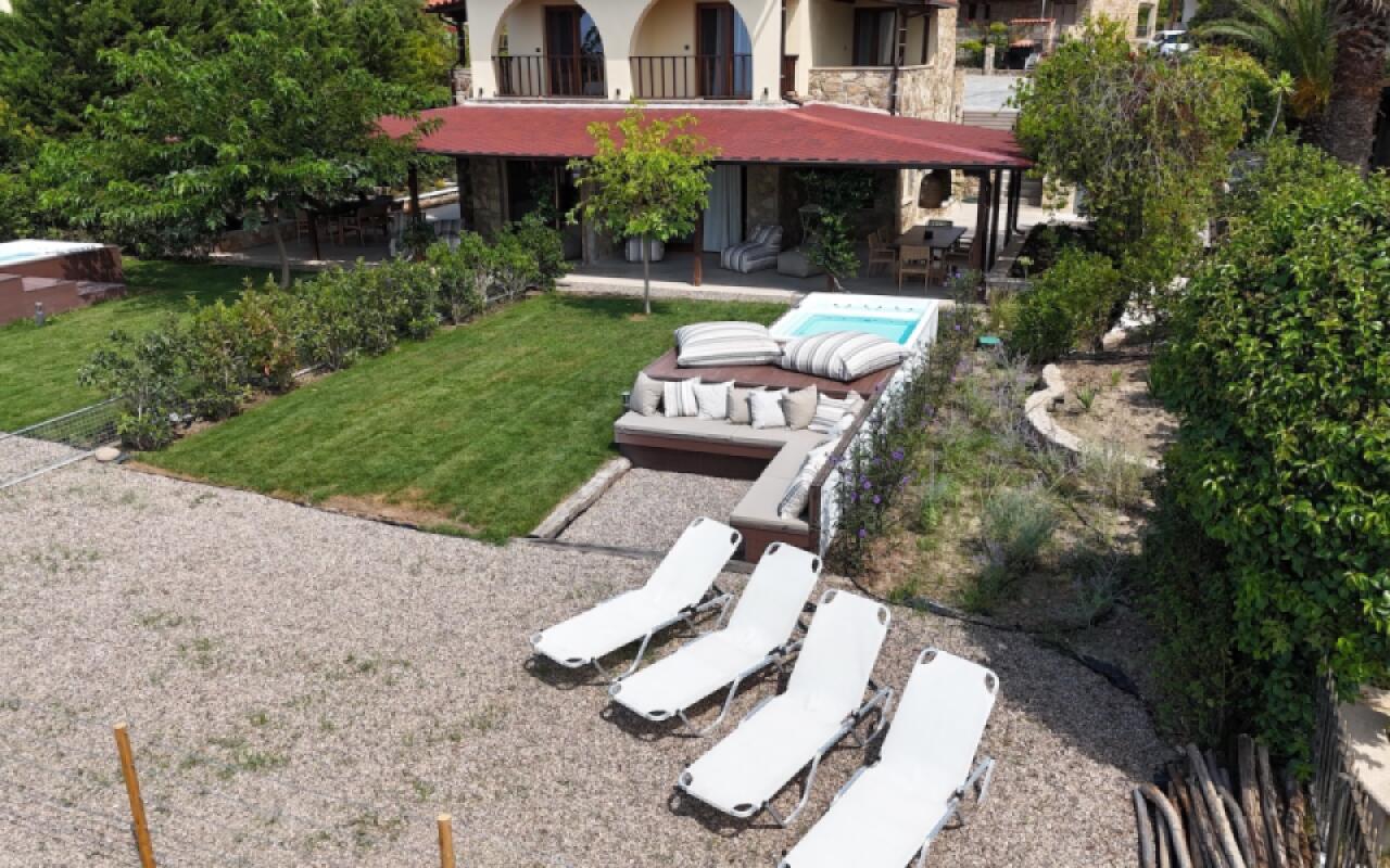 Andy's Place I, Possidi