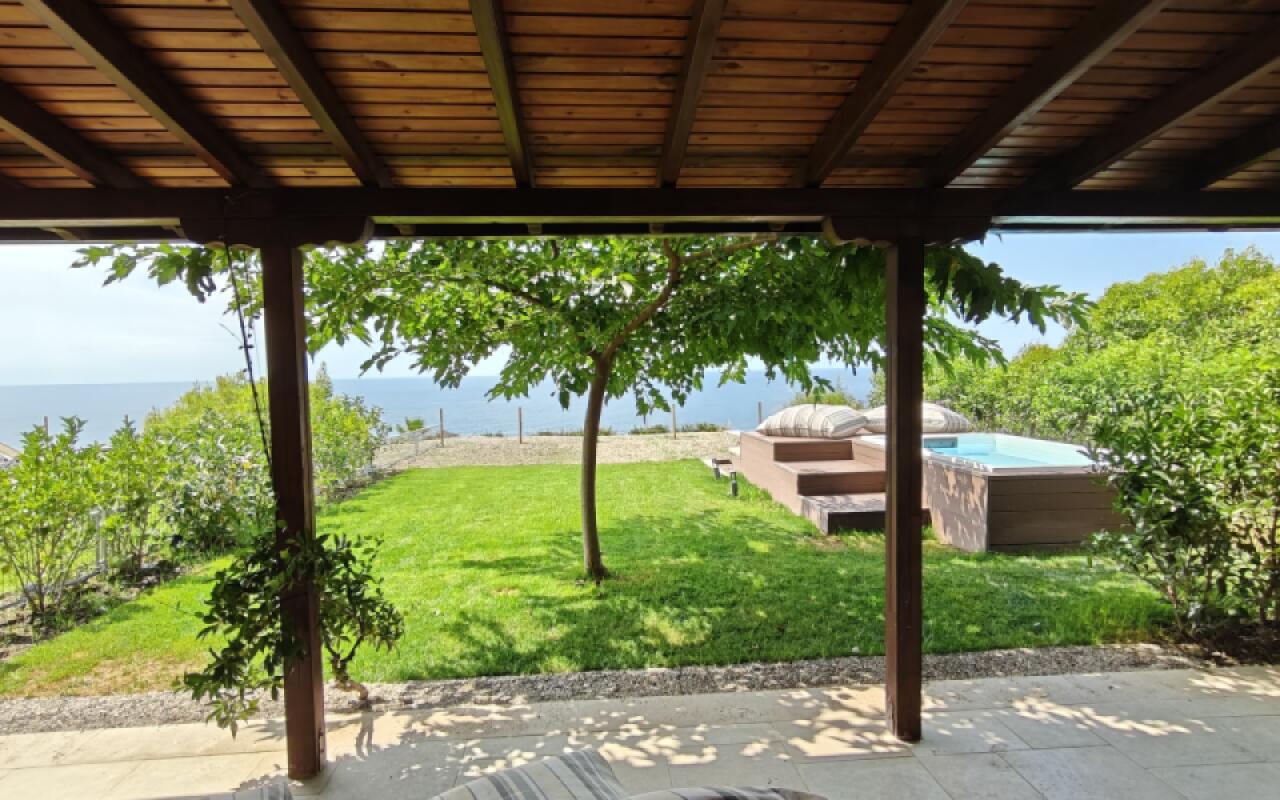Andy's Place II, Possidi