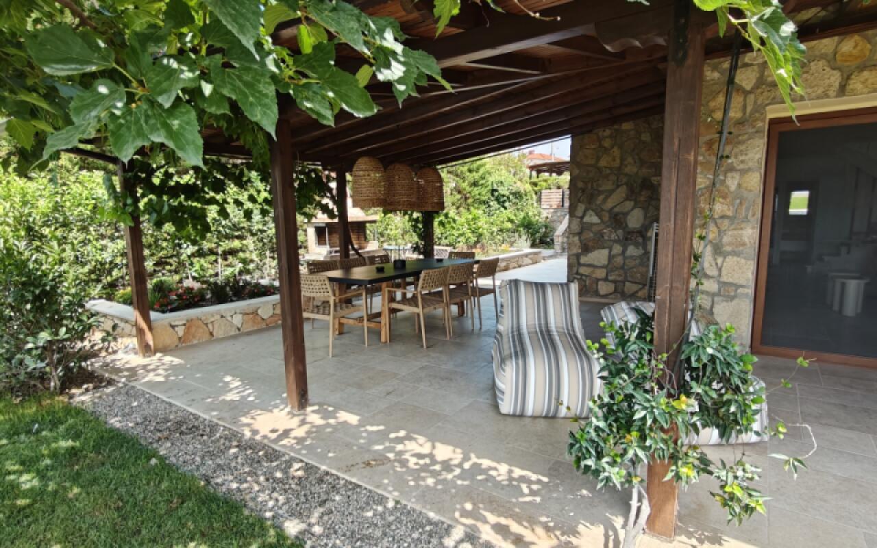 Andy's Place II, Possidi