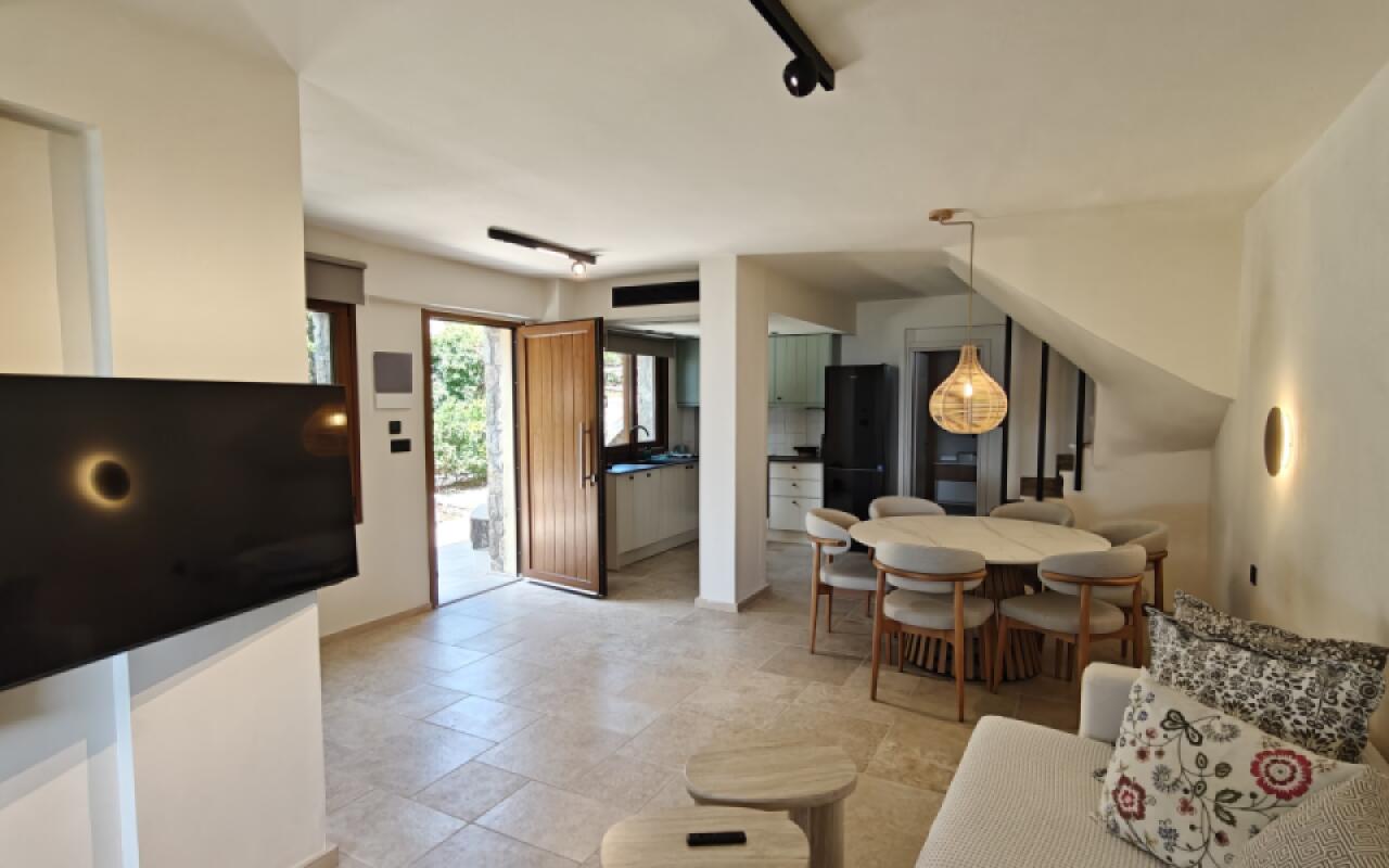 Andy's Place II, Possidi