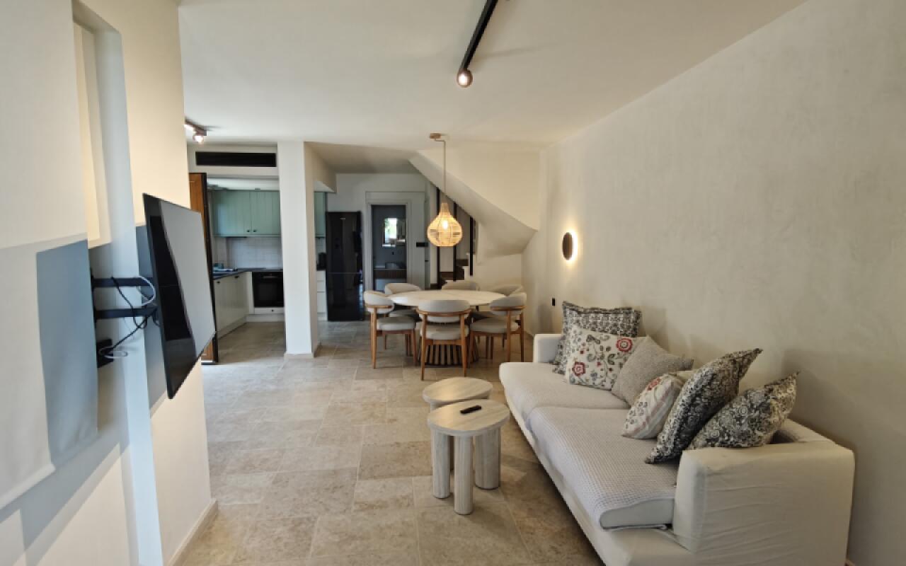 Andy's Place II, Possidi