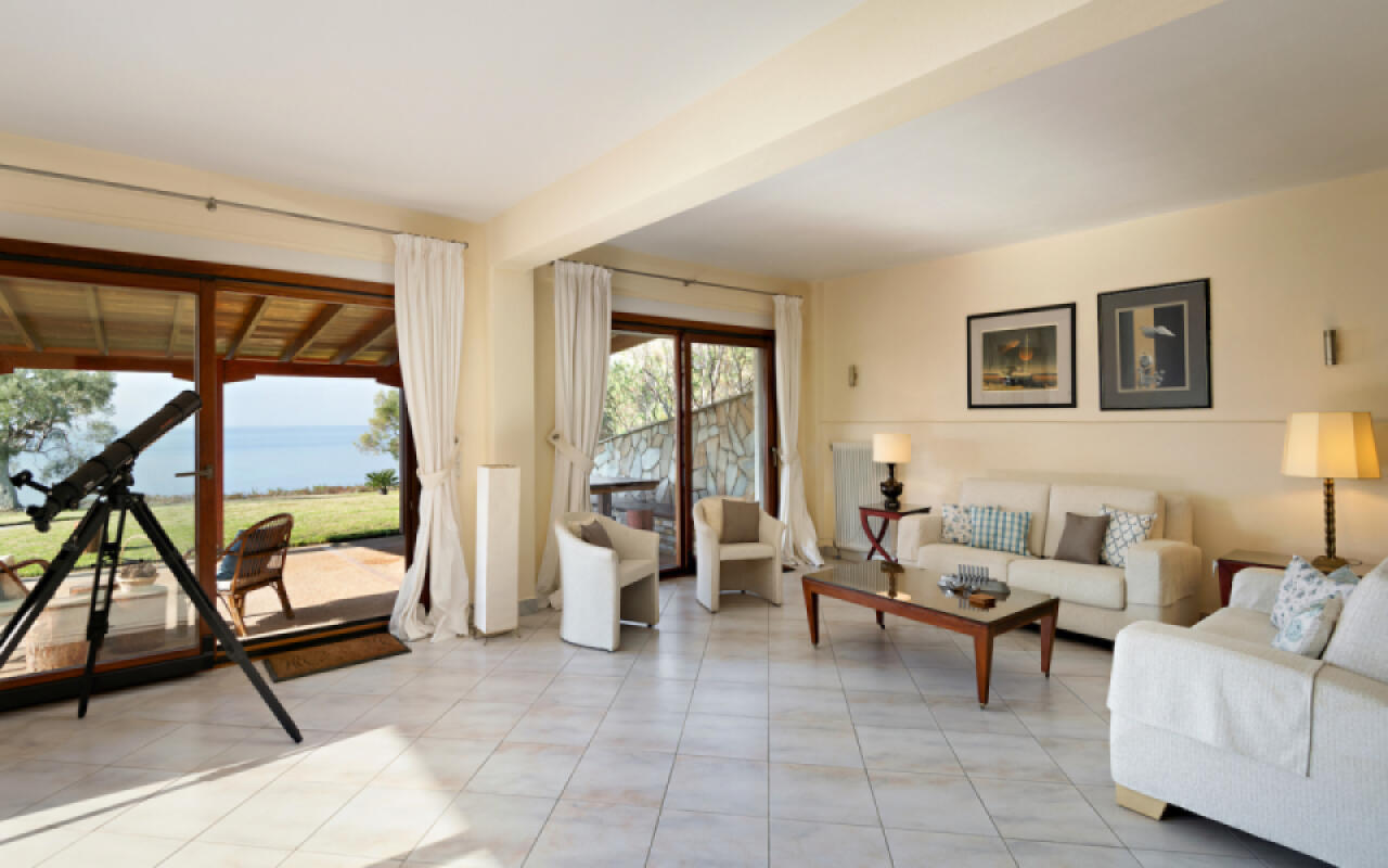 Sunset Boulevard, Kastri Nikiti