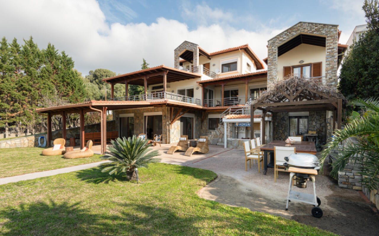 Sunset Boulevard, Kastri Nikiti