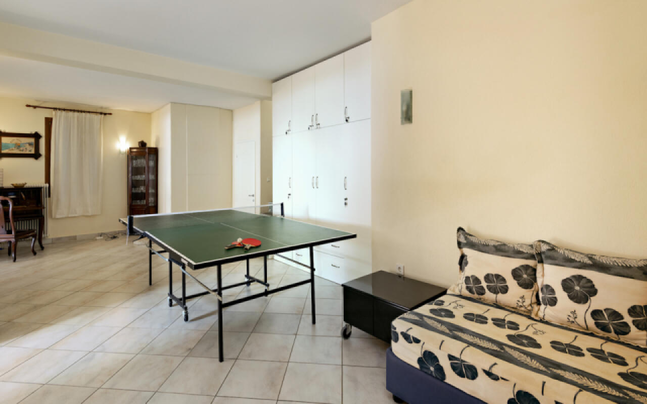 Sunset Boulevard, Kastri Nikiti