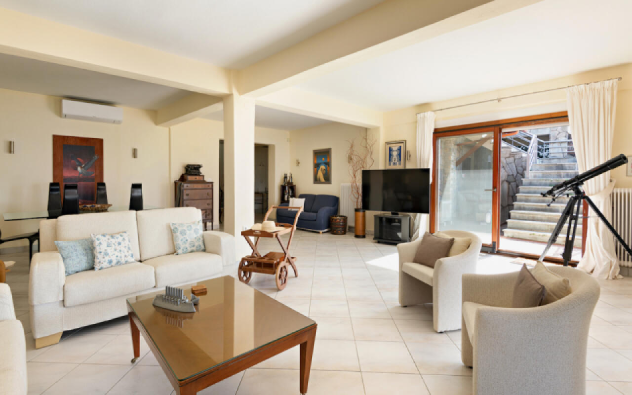 Sunset Boulevard, Kastri Nikiti